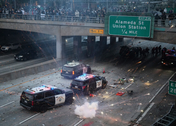 LA 시위 격화, 긴장 최고조 … 경찰차 10여대 불타