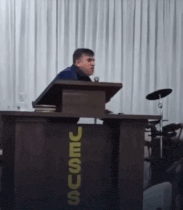 ‘무릎 꿇고 설교하던 목사’ 그대로 세상 떠나 … 생방송 중 비극(영상)