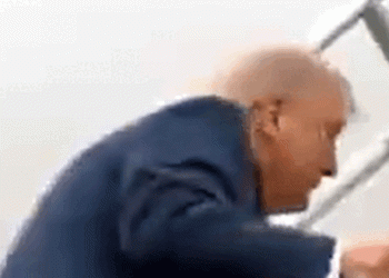 78세 트럼프, 에어포스원 계단서 ‘휘청’…바이든 ‘데자뷔'(영상)