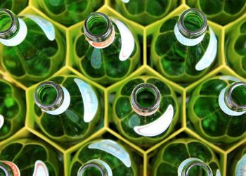 페트병보다 ‘이 병’에서 미세 플라스틱 50배 더 검출 .. “충격적”