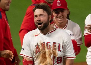 [석승환의 MLB] 앤절스 샤누엘의 10 회 끝내기로 애슬레틱스에 홈 2 연승