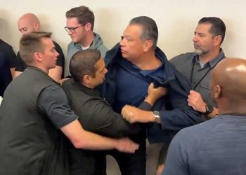 파디야 연방 상원의원, 국토안보부 장관 LA 기자회견서 강제로 끌려나가