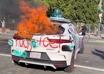 자율택시 웨이모도 불 탔다 … LA서 운영 중단