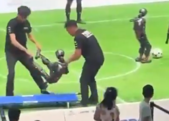 “들 것에 실려 나가”…중국 3대3 로봇축구 ‘난장판’