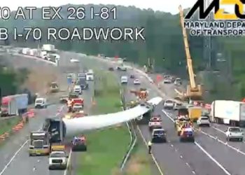 대형 풍력 터빈 날개 운송하다 ‘휘청’…반대 차선 덮쳐