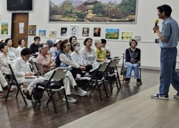 “우리도 챗지피티 배워요” … 어르신들 폭염 속 AI 삼매경