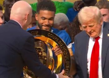 “선수인 줄 아나” … 트럼프, 첼시 우승 세레머니 ‘난입’ 논란