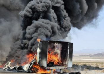 120도 폭염 속 15번 Fwy 대형 화재 … 트레일러 2만5천 파운드 타이어 불에 전소