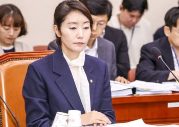 ‘보좌관 46명 해고’ “갑질왕” 여성가족부 장관 후보자