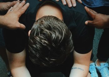 동성애 고친다며 퇴마 의식… 교회 상대로 승소