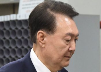 내란특검, 윤석열 구속기소…직권남용 등 혐의