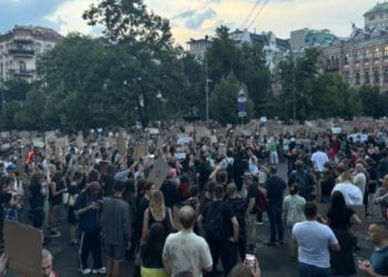 무너지는 우크라 .. 전국서 ‘독재자’ 반젤렌스키 시위