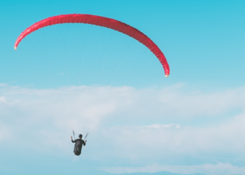 발리 여행 韓 남녀 사망…패러글라이딩 도중 바다 추락