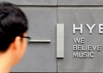 경찰, 하이브 본사 압수수색…방시혁 부정거래 의혹 수사