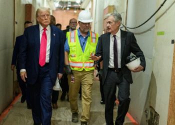 트럼프, 이번엔 연준 찾아가 파월 면전서 “금리 내려라”