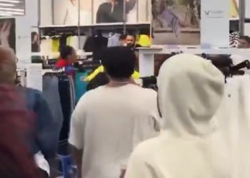 월마트 매장서 칼부림 흉기 난동.. 쇼핑객들 저지,11명 부상