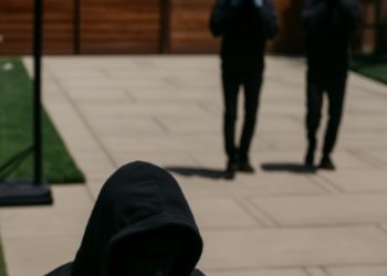 “도둑들 말 타듯 담장 뛰어 넘어” …밸리 절도 기승에 주민 300여명 감시망