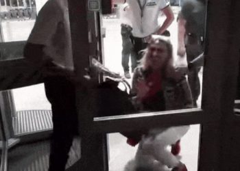 “당신은 타지마”…공항서 중년 여성 무릎 꿇고 오열(영상)