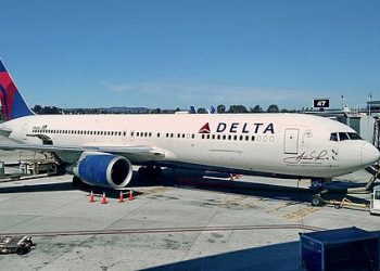 비틀비틀…술 마신 델타 여조종사 체포, 항공편 취소