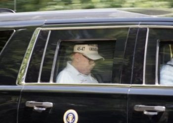 79세 트럼프, 안경 쓴 모습 포착…”나이는 못 속여”