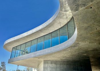 [화제] “조각인가, 미술관인가”…LACMA 신관 ‘게펜 갤러리’ 첫 공개, 브루탈리즘 설계 혹평도