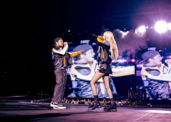 블랙핑크 LA 공연에 브루노 마스 ‘아파트’ 협업…RM·슈가는 객석에