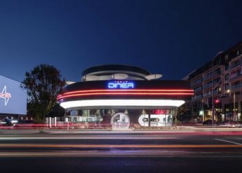 LA에 최첨단 테슬라 ‘다이너’ 오픈 …”로봇이 팝콘 팔아요”