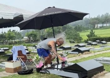 아내 묘비 지키는 구준엽 …묘비에는 한국어 ‘준준’