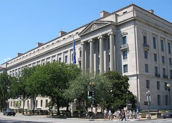 ‘엡스타인 기소’ 연방검사 해고…’트럼프 미운털’ 전FBI국장 딸