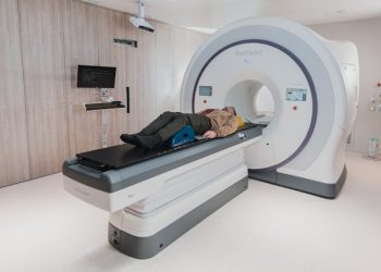 금속 목걸이 하고 MRI 검사… 빨려 들어간 남성 참변