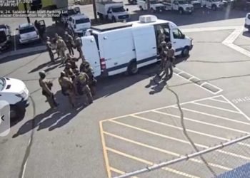 [이런일도] ICE 요원들, 학교 무단 진입 논란 …운동장서 뭘 했길래?