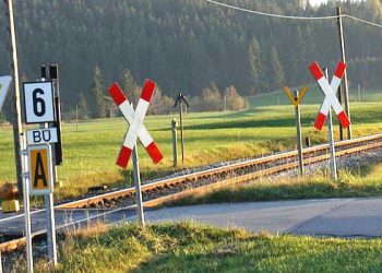 철도 건널목 건너던 ‘자전거 여성’ 열차 치여 팔 절단 중상