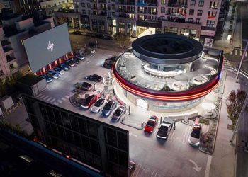 할리웃 테슬라 다이너, 개장 일주일 온갖 구설수에 시위·부상 소동