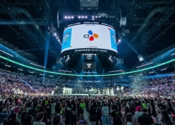 “유료공연 LA KCON, 가수들 개런티 한 푼 안줘” CJ ENM, ‘열정페이’ 논란