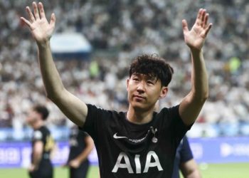 6만 관중 앞 펑펑 울어버린 손흥민, ‘눈물의 고별전’