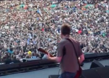 오아시스, 런던 웸블리 공연 중 40대 관객 추락사