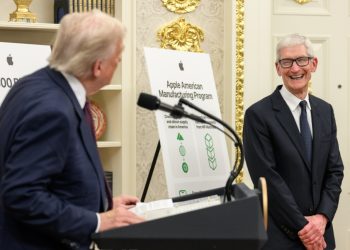 애플부터 포드까지 CEO들, 트럼프 아부전략…불안 속 생존법