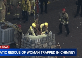 술 취해 지붕서 비틀거리다가…굴뚝에 빠진 LA 여성