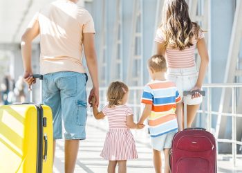 ‘여권만료’ 10살 아들 홀로 두고 비행기 탄 부모…”티켓 아까워서”