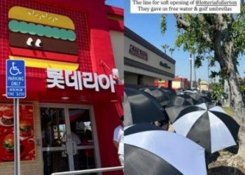 롯데리아 풀러튼 미주 첫 매장 수 백명 몰려 .. 폭염 속 우산 쓴 장사진 진풍경
