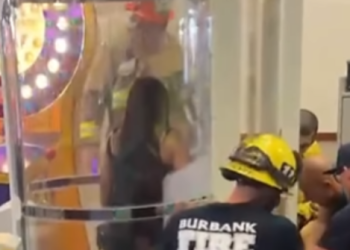 버뱅크 여성, 처키치즈서 게임기 갇혀 1시간 소동