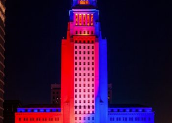 LA시청, 태극기 색으로 빛난다 … 한인사회 첫 국경일 점등