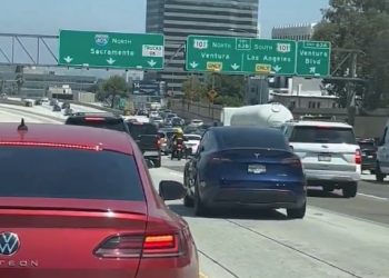 일요일 아침 405번 프리웨이 전면 통제 소동