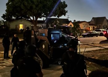 LA 주택가 10시간 무장 대치극 … 초등학교 휴교, 주민 대피령