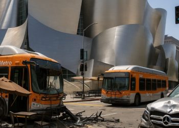 디즈니 콘서트 홀 앞에서 3중 추돌사고,, 3명 부상