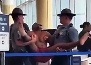 속옷까지 다 벗어 던지고 스트립쇼 … 공항 나체 소동