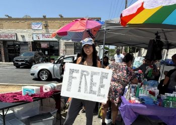 [화제] “그냥 지나칠 수 없었어요” … 바텐더 한인 여성, ‘추방 공포’ 한인타운 노점상 돕기 나서