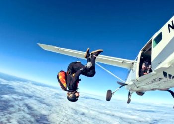 여성 스카이다이버, 연인과 이별 하루 뒤 낙하산 안 펴고 추락자살