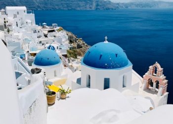 “하얀 건물과 파란 지붕 사라졌다” … 산토리니 과도한 개발에 결국