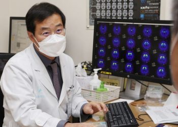 ‘잠꼬대’ 심하면 파킨슨병? … 장 속 ‘이것’ 비율 높았다